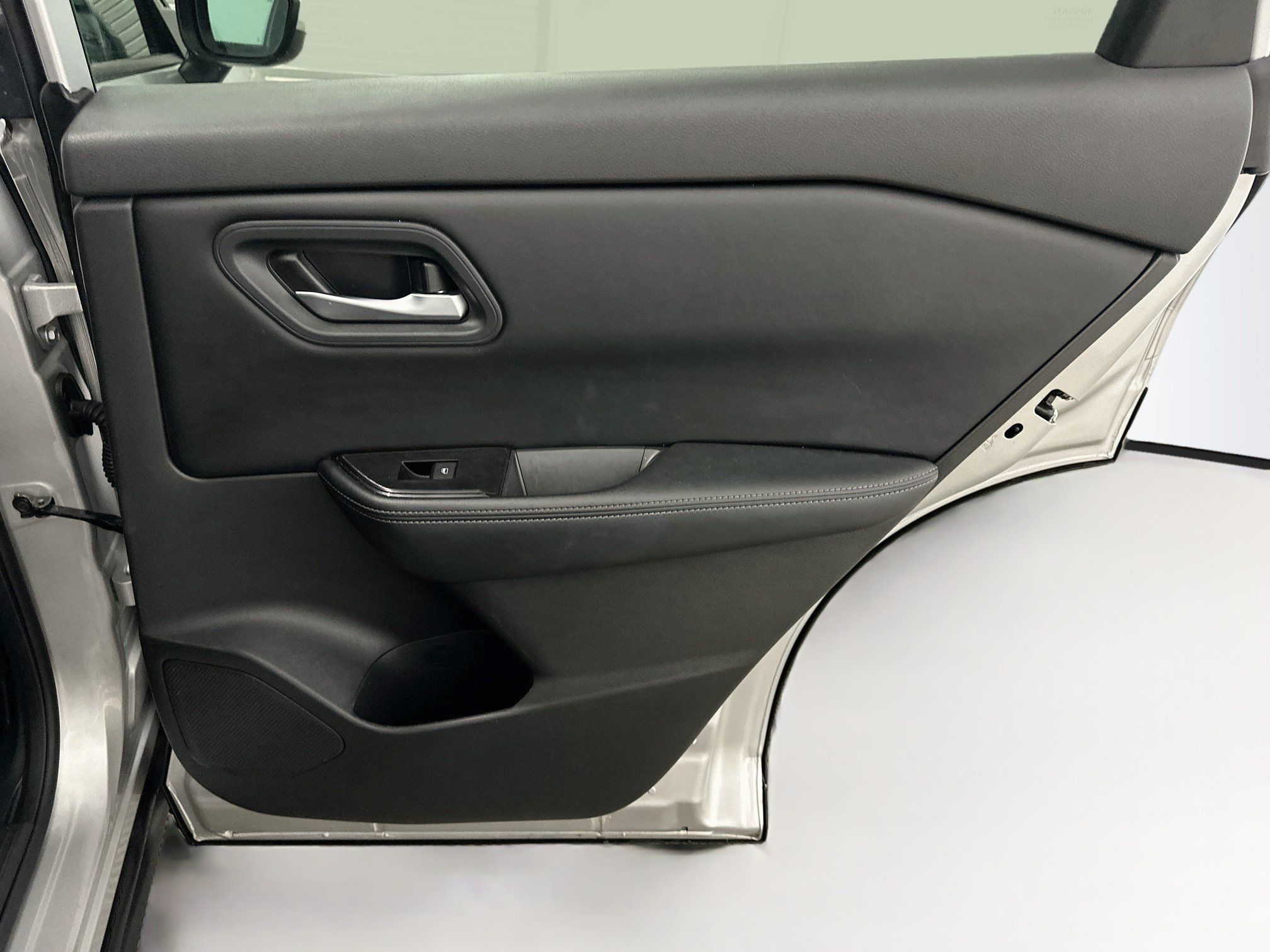 Used 2025 Nissan Rogue SV AWD/4WD image 31