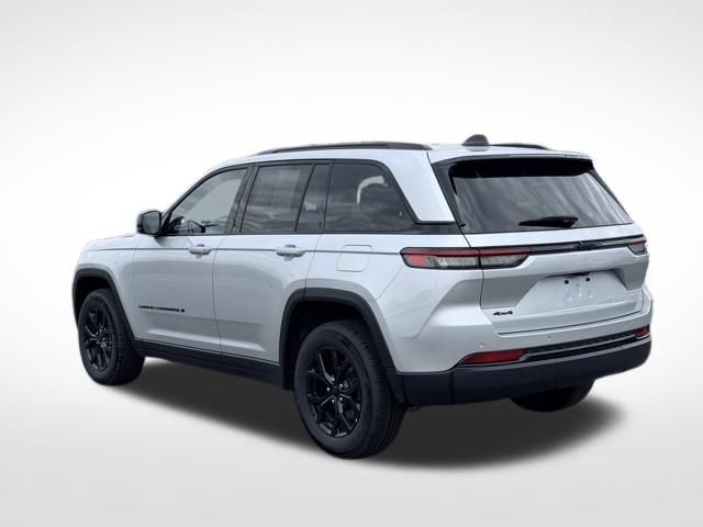 Used 2025 Jeep Grand Cherokee Altitude AWD/4WD image 9