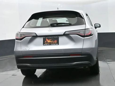 Used 2023 Honda HR-V LX image 8