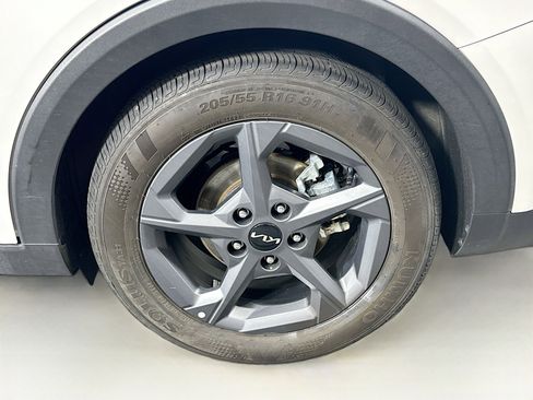 Used 2025 Kia K4 LXS image 11