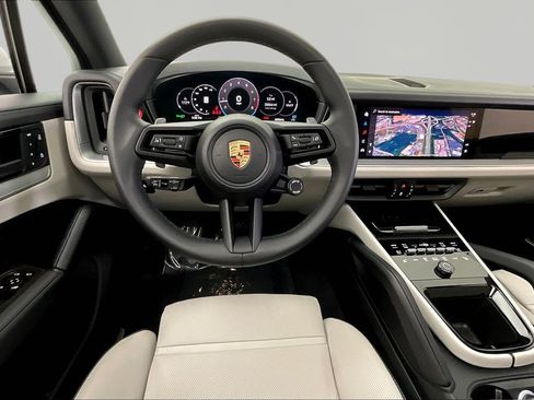 Used 2024 Porsche Cayenne AWD/4WD image 8