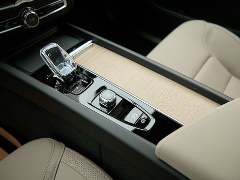 New 2026 Volvo XC60 B5 Plus w/ Protection Package Premier image 18