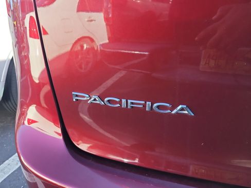 Used 2021 Chrysler Pacifica Touring w/ Cold Weather Group FWD image 5