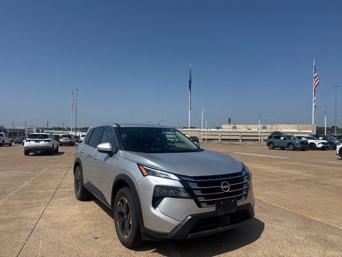 Certified 2025 Nissan Rogue SV FWD image 2