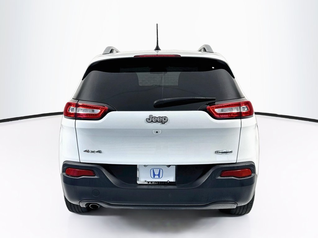 Used 2017 Jeep Cherokee Latitude w/ Cold Weather Group AWD/4WD image 6