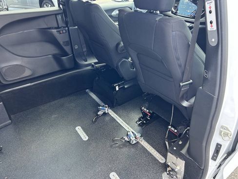 Used 2024 Chrysler Pacifica Touring FWD image 6