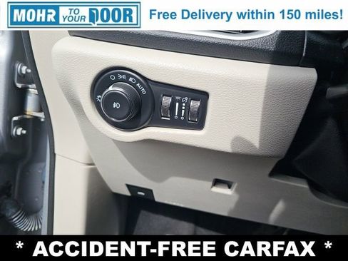 Used 2021 Chrysler Pacifica Touring-L image 32