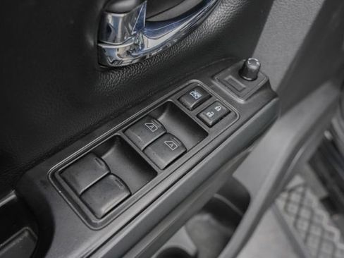 Used 2019 Nissan Titan SV w/ SV Convenience Package AWD/4WD image 18