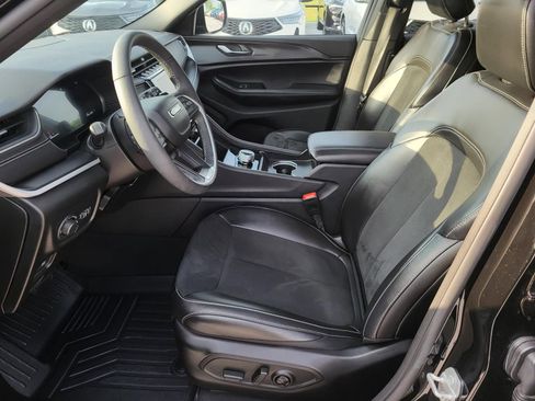 Used 2025 Jeep Grand Cherokee L Altitude image 16