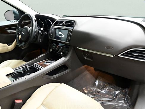 Used 2017 Jaguar F-PACE Prestige AWD/4WD image 21