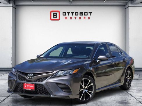 Used 2018 Toyota Camry SE FWD image 1