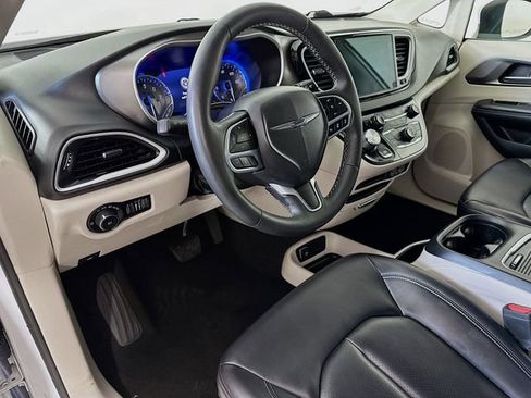 Used 2023 Chrysler Pacifica Touring-L FWD image 21
