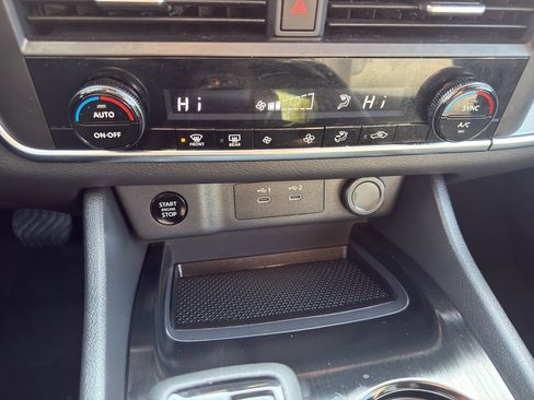 Used 2025 Nissan Rogue SV image 19