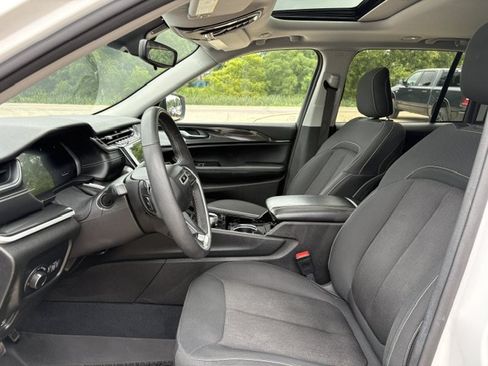 Used 2023 Jeep Grand Cherokee Laredo w/ Luxury Tech Group I AWD/4WD image 8
