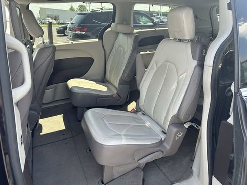 Used 2017 Chrysler Pacifica Touring-L Plus FWD image 25