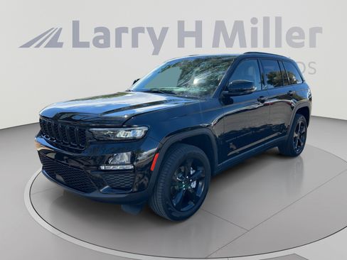 Used 2023 Jeep Grand Cherokee Limited w/ Black Appearance Package AWD/4WD image 1