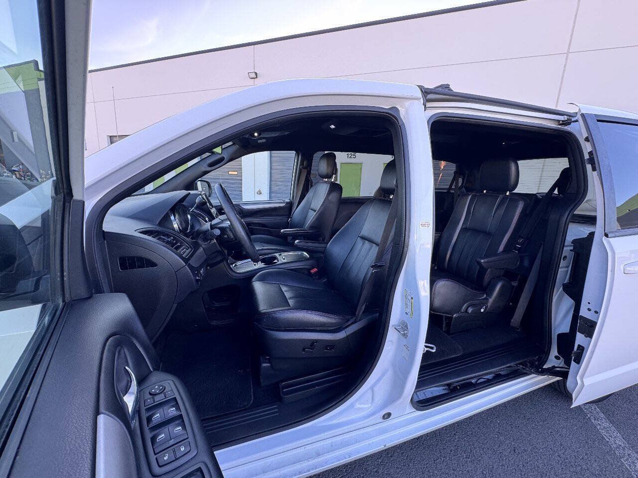 Used 2018 Dodge Grand Caravan GT FWD image 9