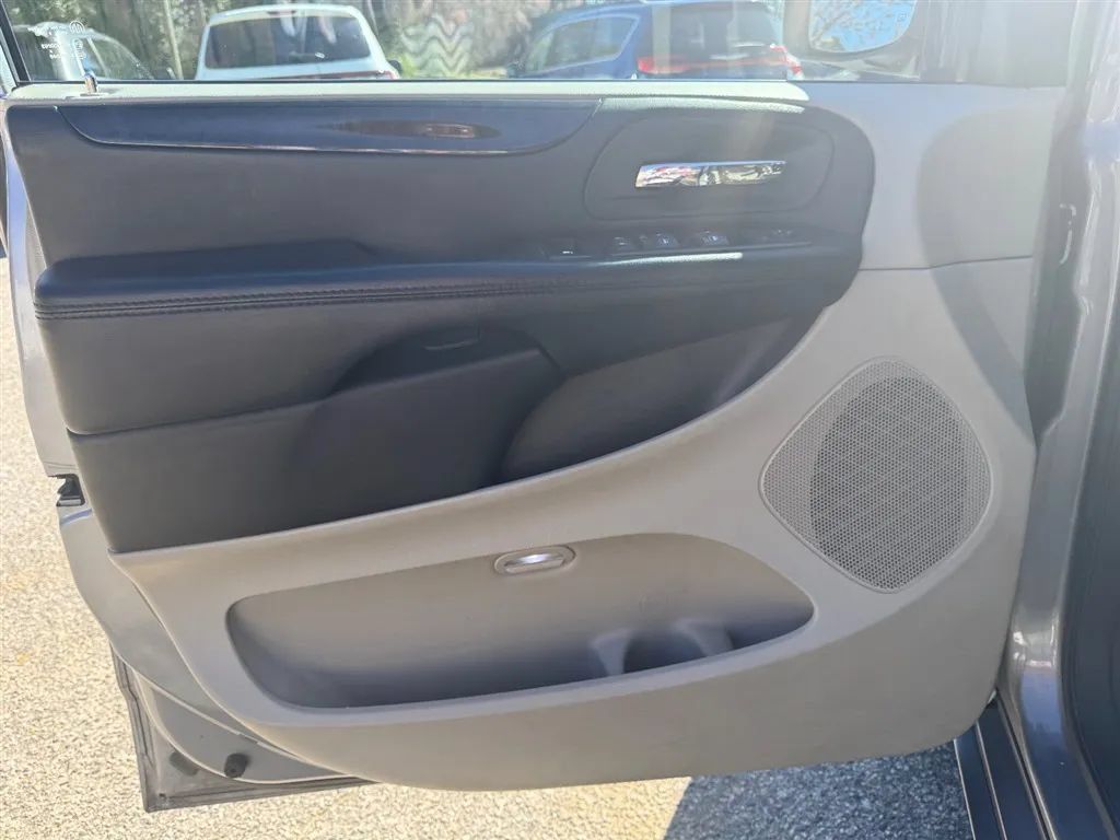 Used 2016 Dodge Grand Caravan SXT w/ UConnect Hands-Free Group FWD image 29