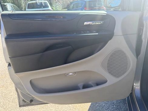 Used 2016 Dodge Grand Caravan SXT w/ UConnect Hands-Free Group FWD image 29