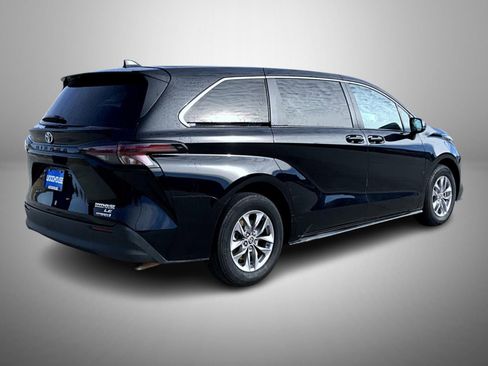 Used 2024 Toyota Sienna LE image 5