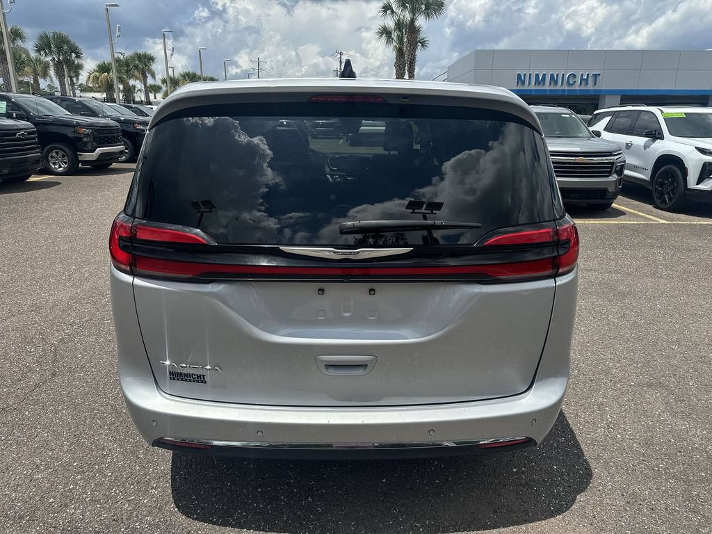 Used 2024 Chrysler Pacifica Touring-L FWD image 15