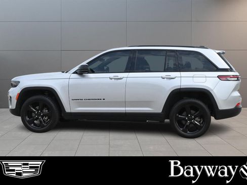 Used 2023 Jeep Grand Cherokee Altitude AWD/4WD image 4