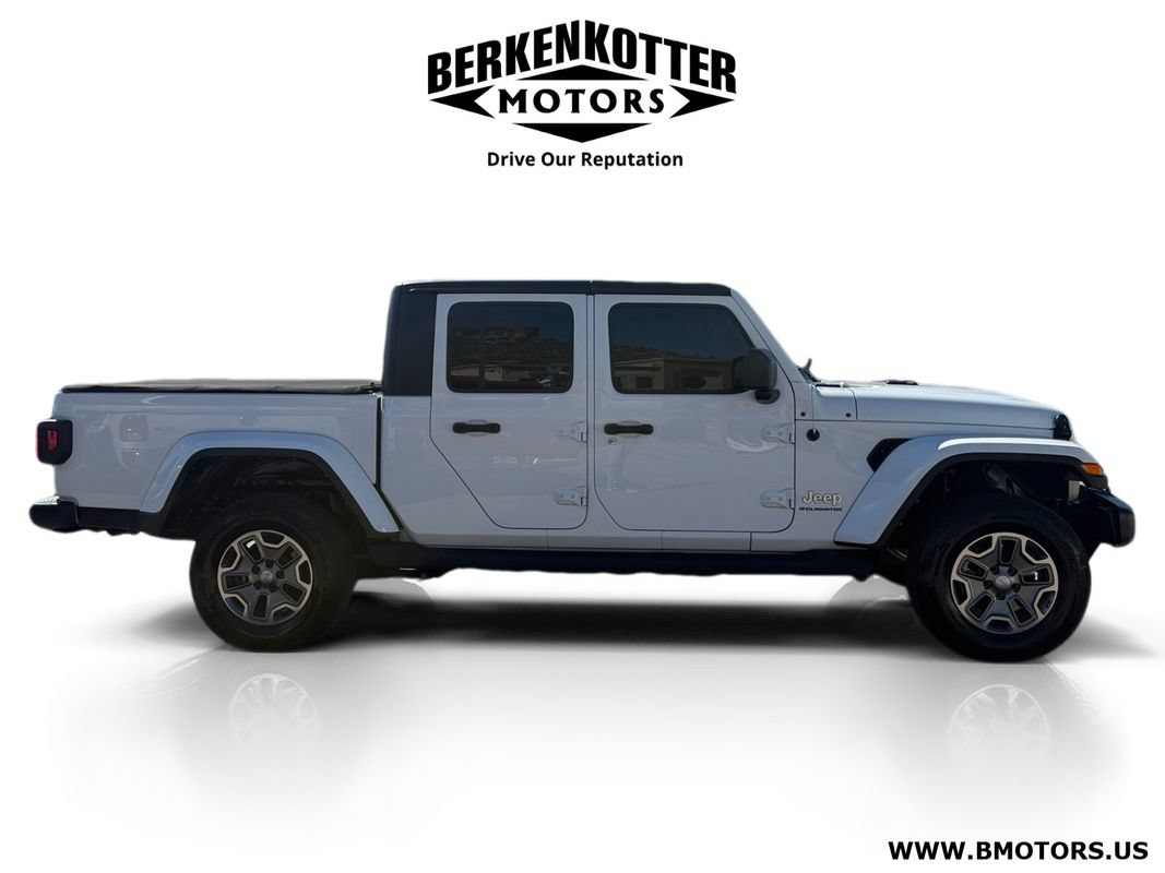 Used 2023 Jeep Gladiator Overland w/ Cold Weather Group AWD/4WD image 2