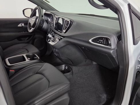 New 2026 Chrysler Pacifica Select image 38