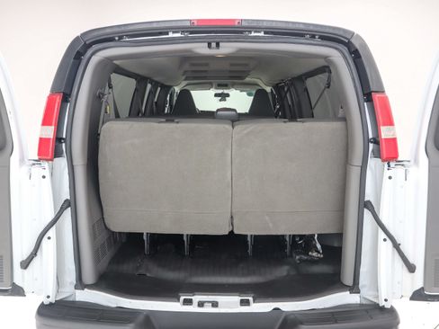 Used 2017 Chevrolet Express 3500 LS RWD image 11