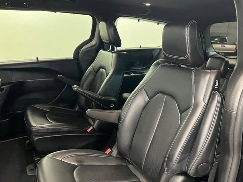 Used 2024 Chrysler Pacifica Limited w/ Uconnect Theater Family Group image 18