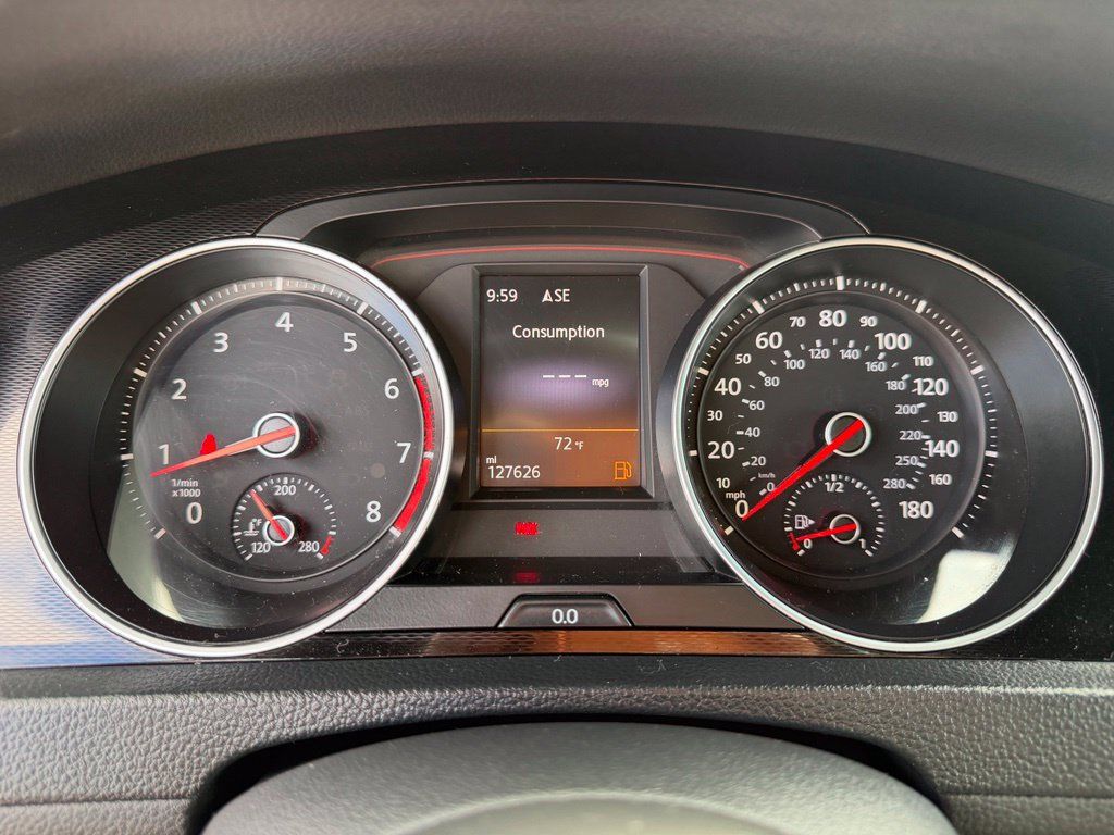 Used 2015 Volkswagen Golf 4-Door FWD image 21
