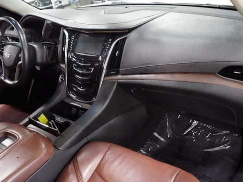 Used 2018 Cadillac Escalade ESV Premium Luxury AWD/4WD image 31