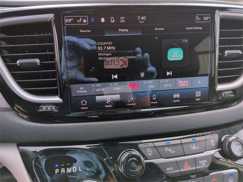 Used 2023 Chrysler Pacifica Touring-L image 23