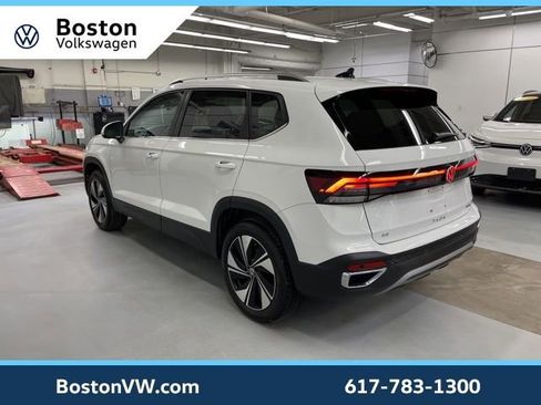 Certified 2025 Volkswagen Taos SE w/ Panoramic Sunroof Package image 2