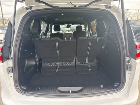 Used 2024 Chrysler Pacifica Touring FWD image 16