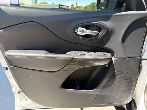 Used 2016 Jeep Cherokee Trailhawk AWD/4WD image 18