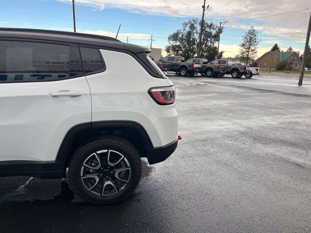 Used 2025 Jeep Compass Trailhawk AWD/4WD image 6