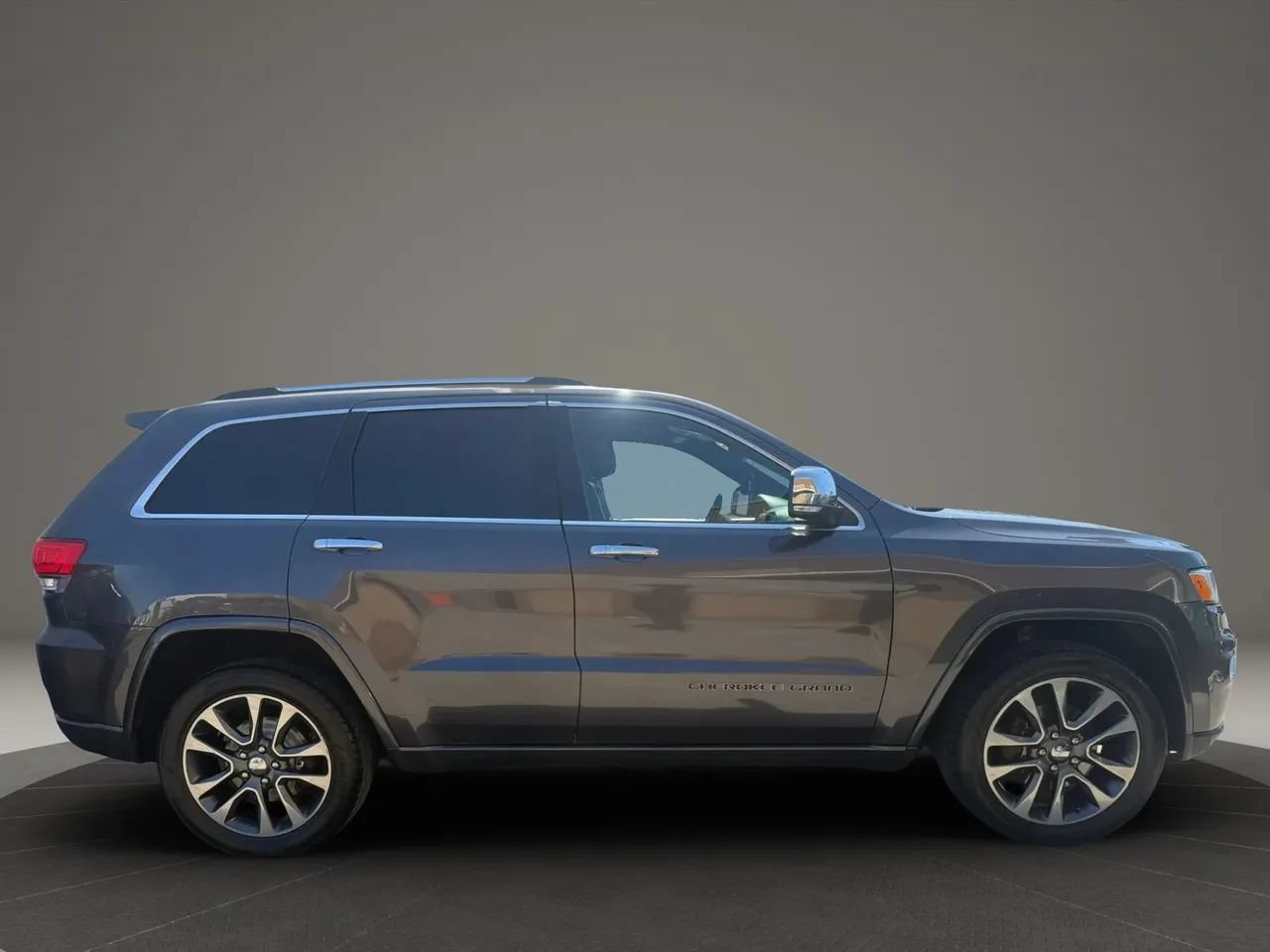 Used 2017 Jeep Grand Cherokee Overland AWD/4WD image 4