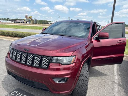 Used 2018 Jeep Grand Cherokee Altitude AWD/4WD image 4