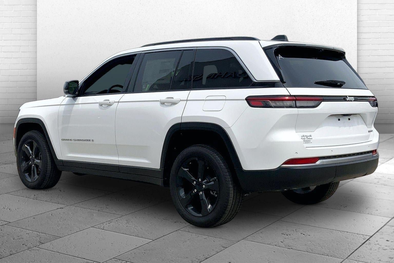 New 2026 Jeep Grand Cherokee Limited w/ Luxury Tech Group II AWD/4WD image 3