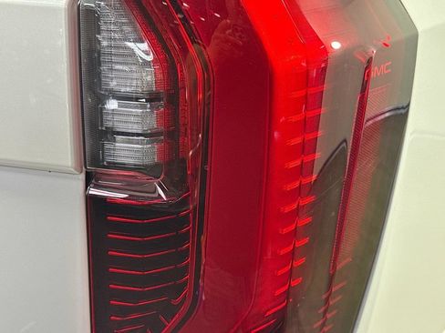 Used 2025 GMC Yukon XL Denali Ultimate w/ LPO, Floor Liner Package AWD/4WD image 33
