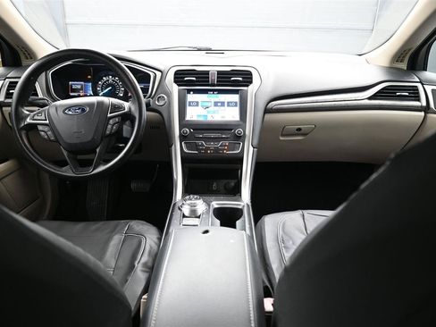 Used 2017 Ford Fusion SE w/ Fusion SE Technology Package FWD image 12