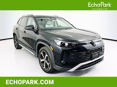 Used 2025 Volkswagen Tiguan SE image 1