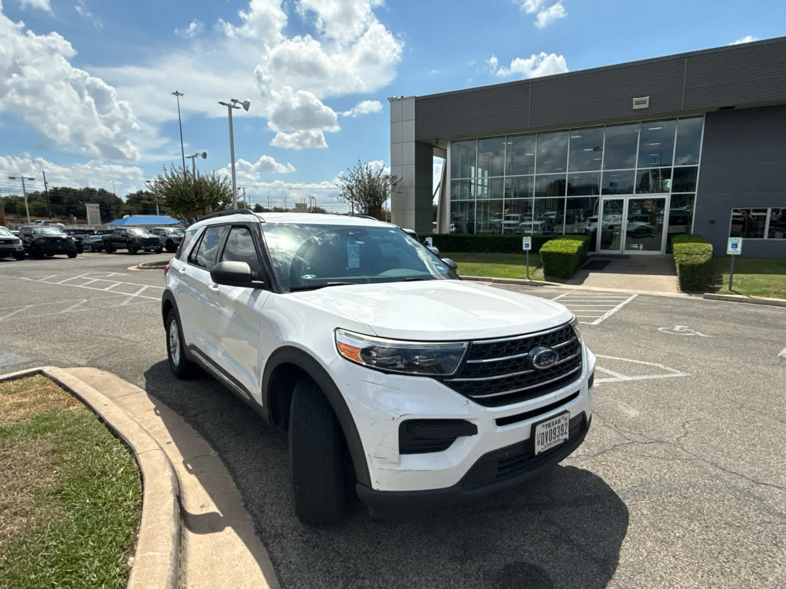 Used 2020 Ford Explorer XLT RWD image 2