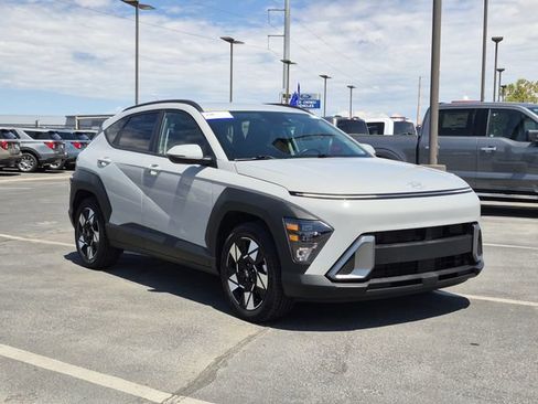 Used 2025 Hyundai Kona SEL FWD image 3