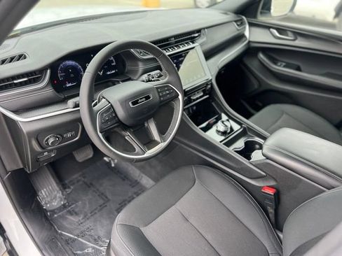 Used 2024 Jeep Grand Cherokee Laredo X RWD image 13