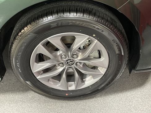 Certified 2022 Toyota Sienna XLE image 13