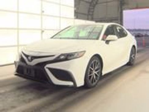 Used 2024 Toyota Camry SE image 1