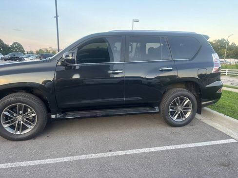 Certified 2022 Lexus GX 460 Premium w/ Premium Package AWD/4WD image 3
