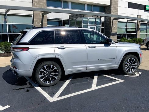 Used 2023 Jeep Grand Cherokee Overland w/ Luxury Tech Group IV AWD/4WD image 6